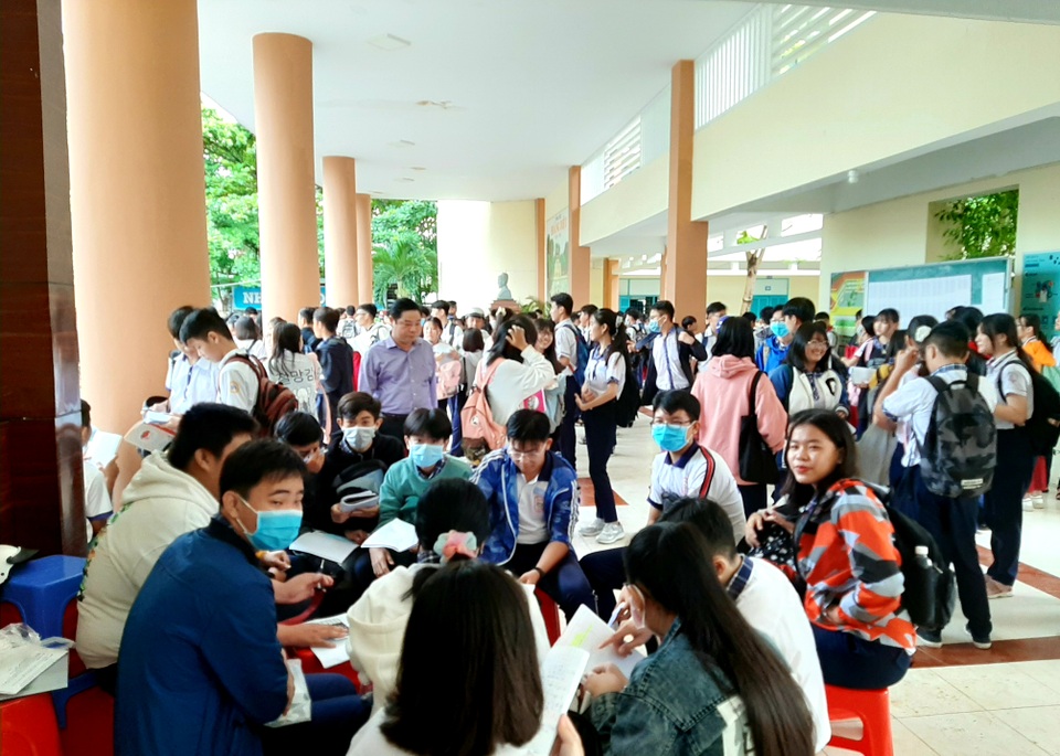 Sóc Trăng: Học sinh than đề Toán tuyển sinh vào lớp 10 khó ăn điểm cao - 1 Sóc Trăng: Học sinh than đề Toán tuyển sinh vào lớp 10 khó ăn điểm cao - 1