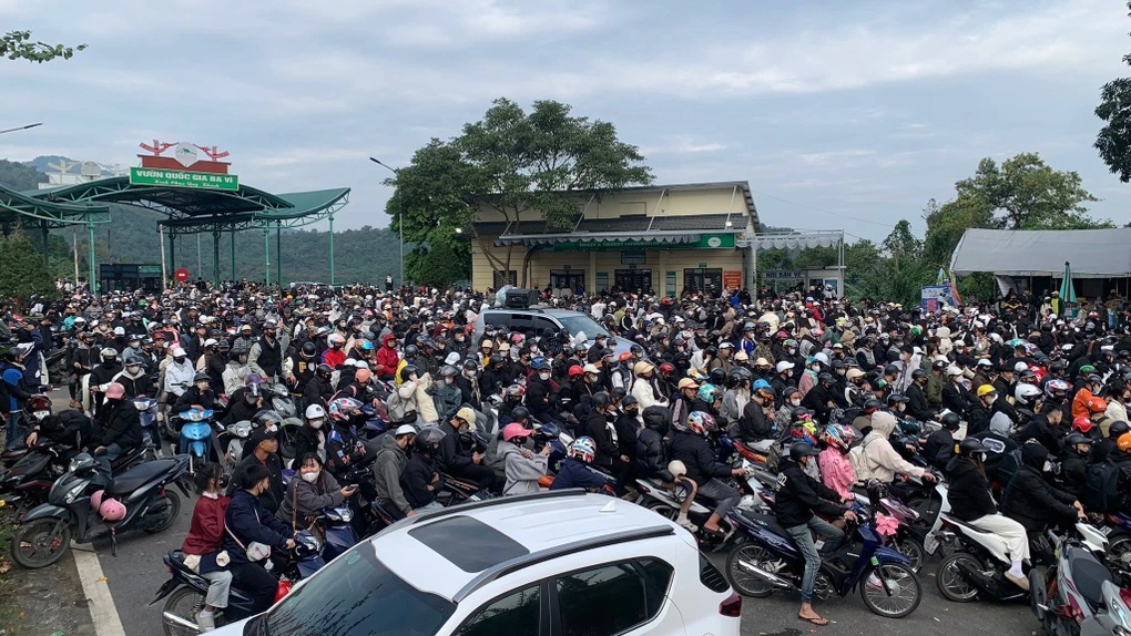 Tắc dài dòng khách xếp hàng mua vé vào Vườn Quốc gia Ba Vì - 2 Tắc dài dòng khách xếp hàng mua vé vào Vườn Quốc gia Ba Vì - 2