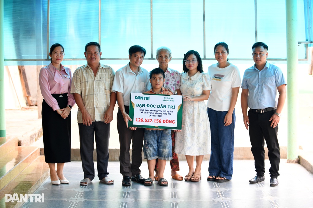 Niềm vui trước thềm năm học mới của cậu bé mồ côi mẹ, bố câm điếc - 1 Niềm vui trước thềm năm học mới của cậu bé mồ côi mẹ, bố câm điếc - 1
