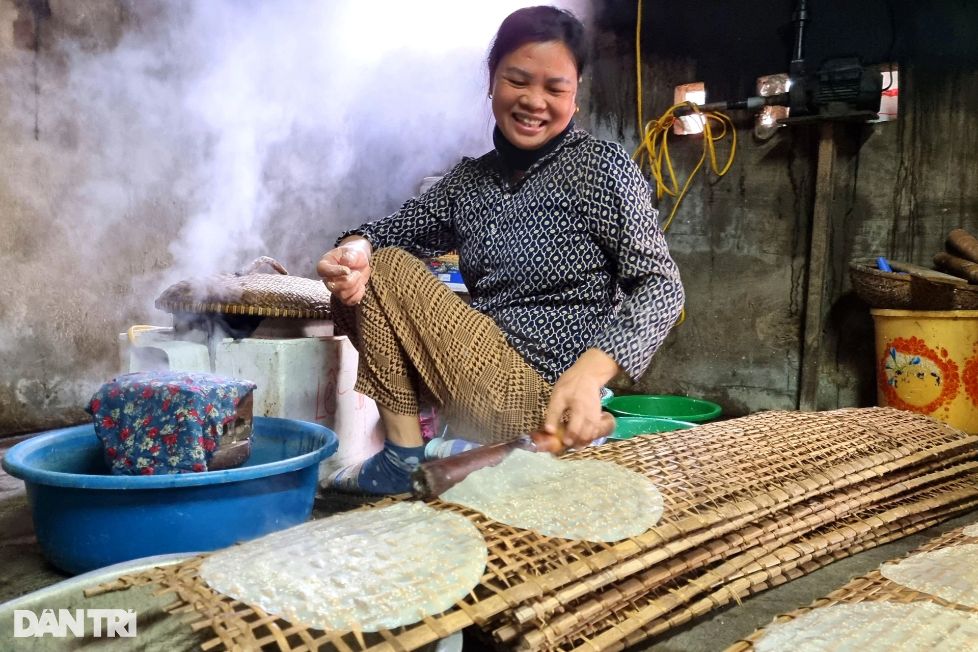 Huy động cả làng làm bánh tráng từ sáng đến khuya để phục vụ Tết - 6 Huy động cả làng làm bánh tráng từ sáng đến khuya để phục vụ Tết - 6