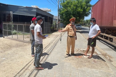 Công an Ninh Thuận hỗ trợ hai thanh niên không tìm được xe về quê