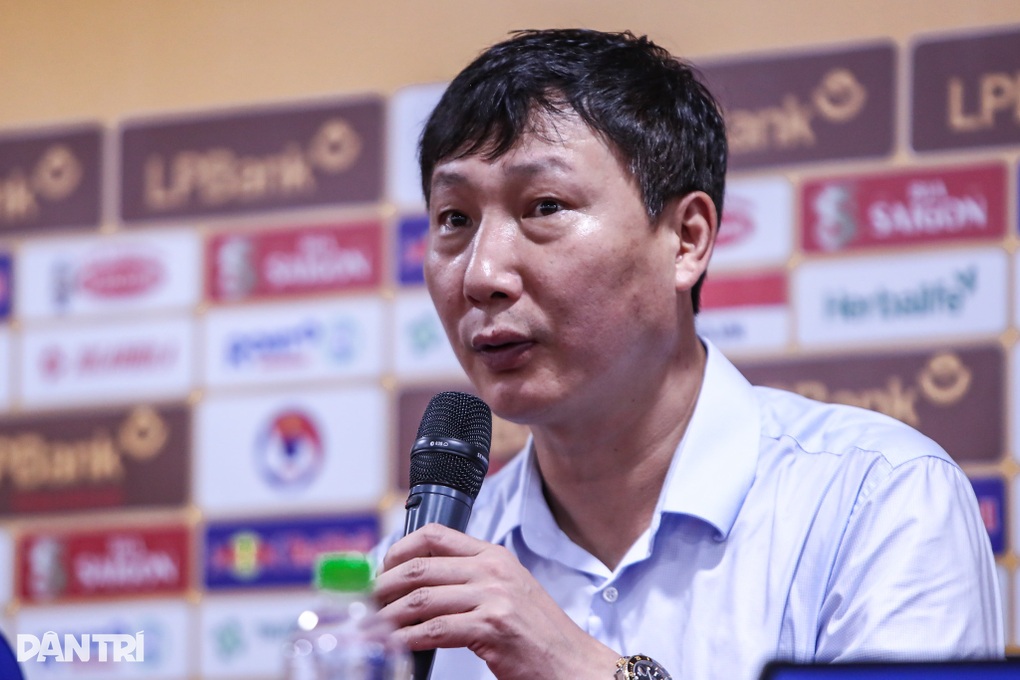 HLV Kim Sang Sik: Cầu thủ Việt Nam chưa đủ thể trạng để thi đấu 90 phút - 1 HLV Kim Sang Sik: Cầu thủ Việt Nam chưa đủ thể trạng để thi đấu 90 phút - 1