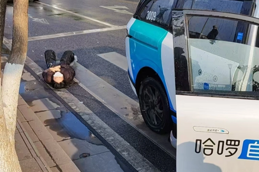 Taxi tự lái của Trung Quốc gây tai nạn, hai người đi bộ phải nhập viện - 1 Taxi tự lái của Trung Quốc gây tai nạn, hai người đi bộ phải nhập viện - 1