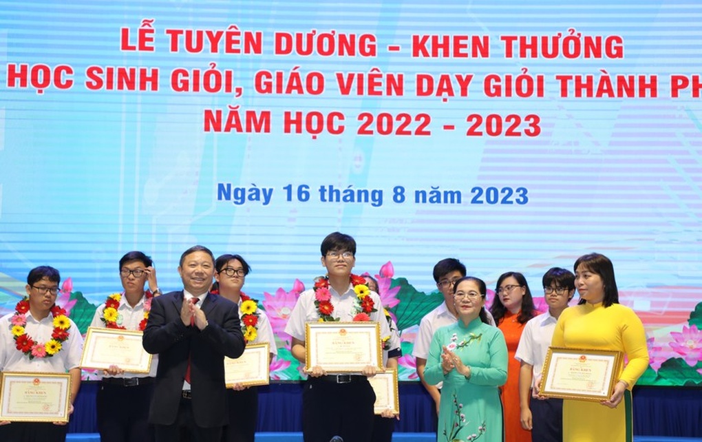 Cử tri phản ánh quá nhiều học sinh giỏi, tiên tiến, TPHCM nói gì? - 2