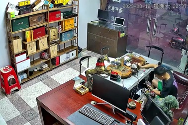 Người đàn ông bị bỏng nặng vì dán mắt vào màn hình smartphone