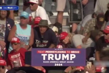 Hành động kỳ lạ của người phụ nữ ngồi sau ông Trump