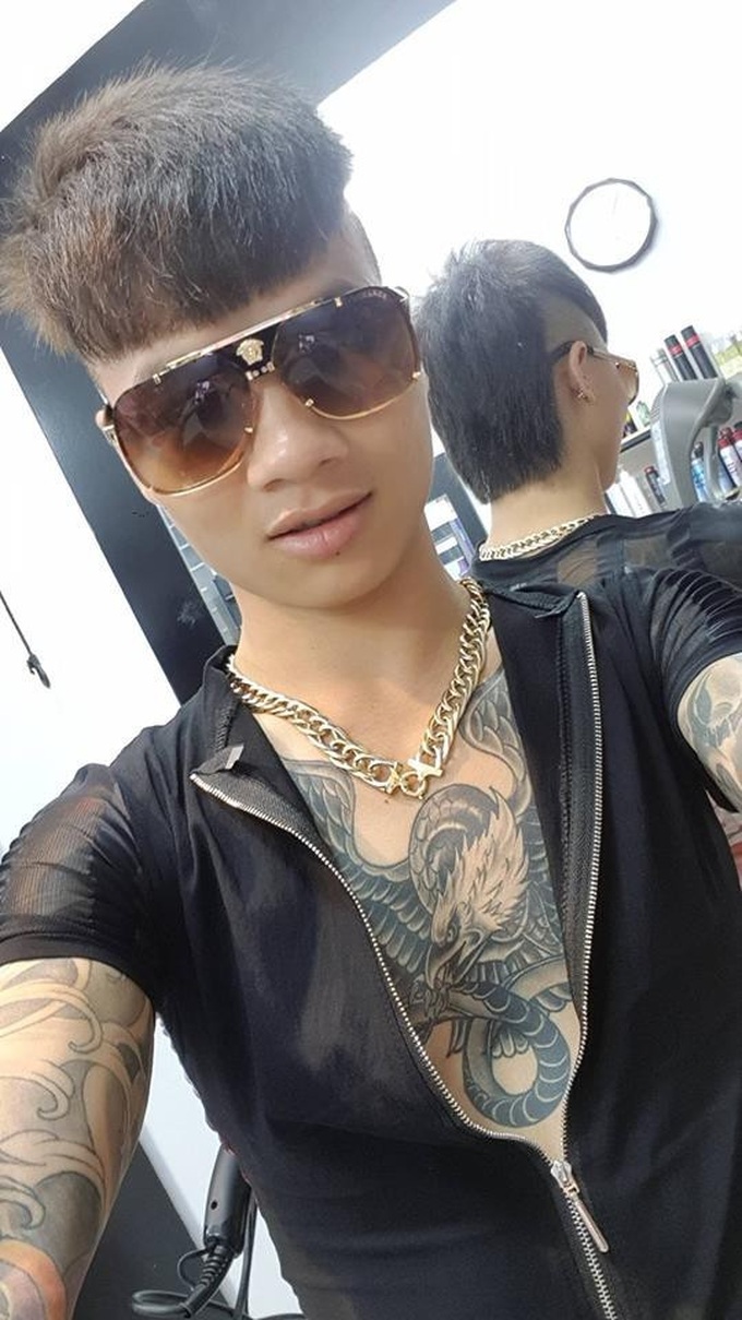 hình ảnh phụ huynh nên lo ngại: Cả dàn học sinh mặc đồng phục nhà trường háo hức đón dân chơi Khá Bảnh - Ảnh 1. hình ảnh phụ huynh nên lo ngại: Cả dàn học sinh mặc đồng phục nhà trường háo hức đón dân chơi Khá Bảnh - Ảnh 1.