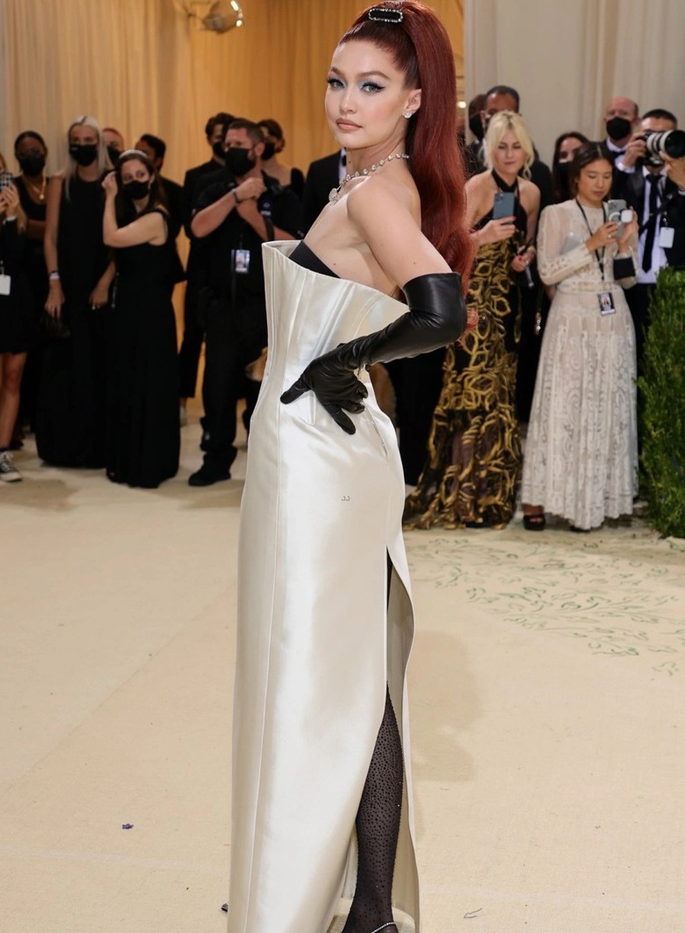 Choáng ngợp với loạt trang phục ấn tượng của mỹ nhân dự MET gala 2021 - 15 Choáng ngợp với loạt trang phục ấn tượng của mỹ nhân dự MET gala 2021 - 15