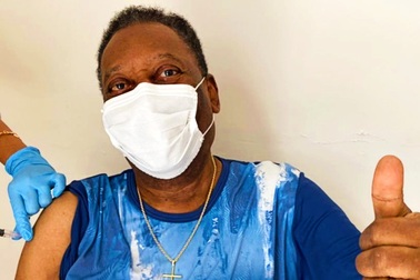 "Vua bóng đá" Pele hào hứng khoe hình ảnh được tiêm vắc xin phòng Covid-19