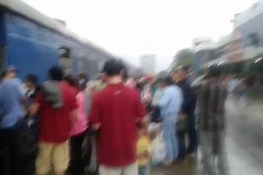 Bình Định: Hành khách mệt nhoài trên chuyến tàu Bắc - Nam