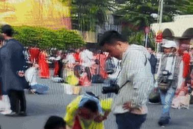 Bức tường nơ đỏ và những điểm chụp ảnh ở TPHCM "gây sốt" với giới trẻ