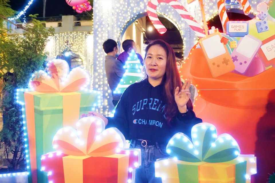 Bất chấp trời lạnh, người dân Đà Nẵng rộn ràng đi chơi Noel sớm - 13 Bất chấp trời lạnh, người dân Đà Nẵng rộn ràng đi chơi Noel sớm - 13