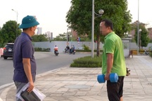 Phản ứng gay gắt, quanh co của người ra đường không lý do khi bị kiểm tra