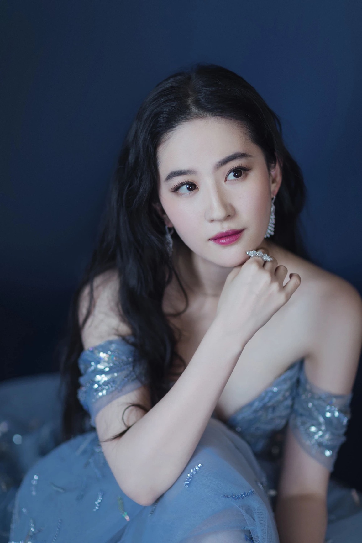 Lưu Diệc Phi: Tụt dốc vì bị cha nuôi tỷ phú bỏ rơi, bệnh tật hành hạ - 1 Lưu Diệc Phi: Tụt dốc vì bị cha nuôi tỷ phú bỏ rơi, bệnh tật hành hạ - 1