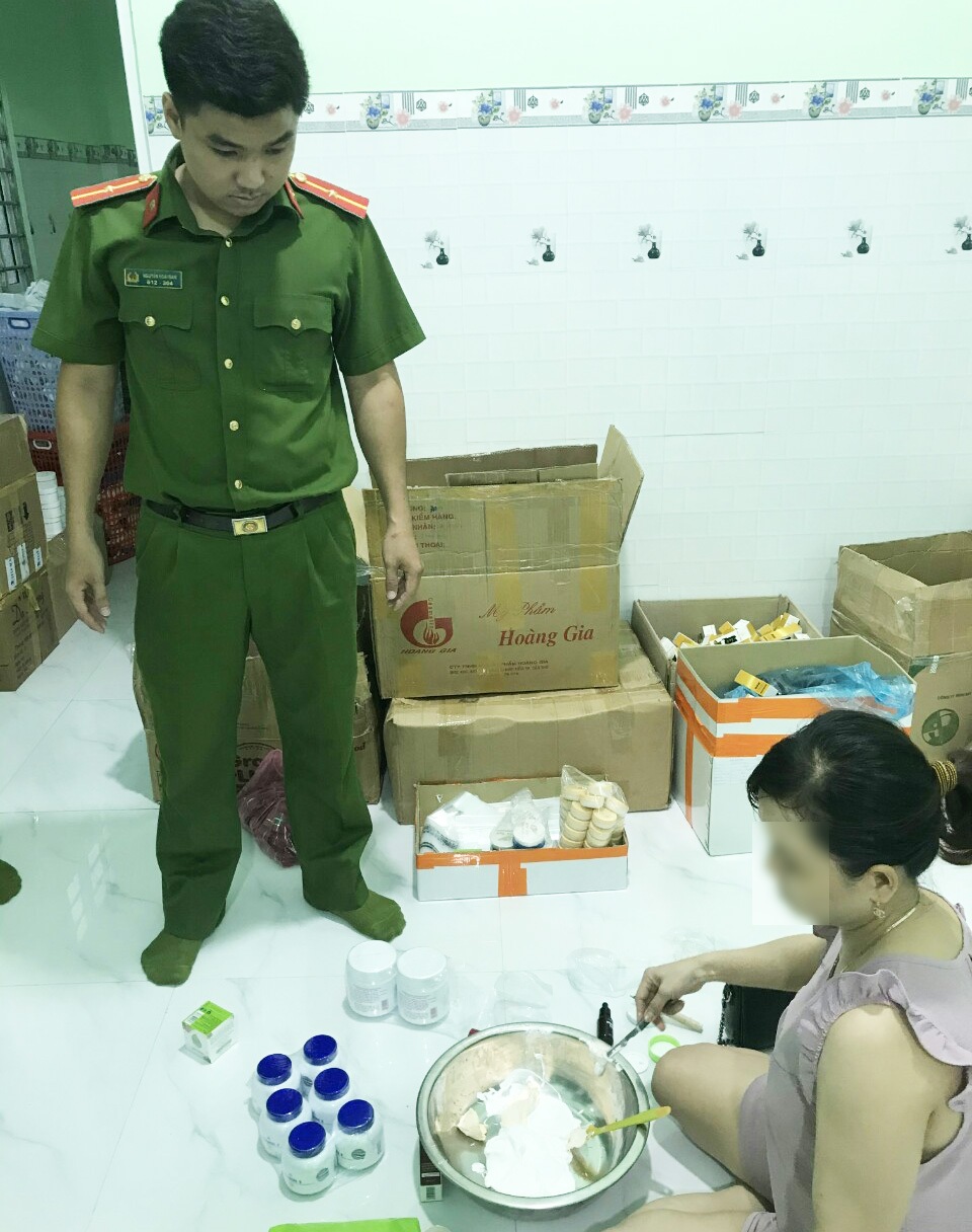 Thu giữ 12.400 chai thuốc nhuộm tóc, 124kg mỹ phẩm không rõ nguồn gốc - 2 Thu giữ 12.400 chai thuốc nhuộm tóc, 124kg mỹ phẩm không rõ nguồn gốc - 2