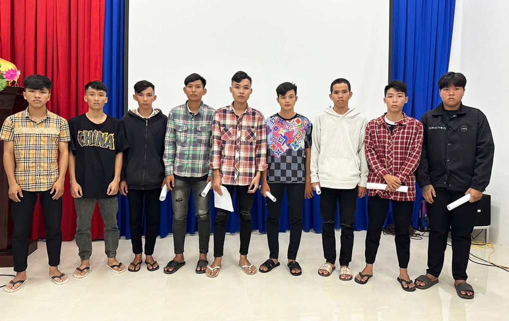 Khởi tố 17 thanh niên dùng dao phóng lợn tấn công nhầm người - 1 Khởi tố 17 thanh niên dùng dao phóng lợn tấn công nhầm người - 1