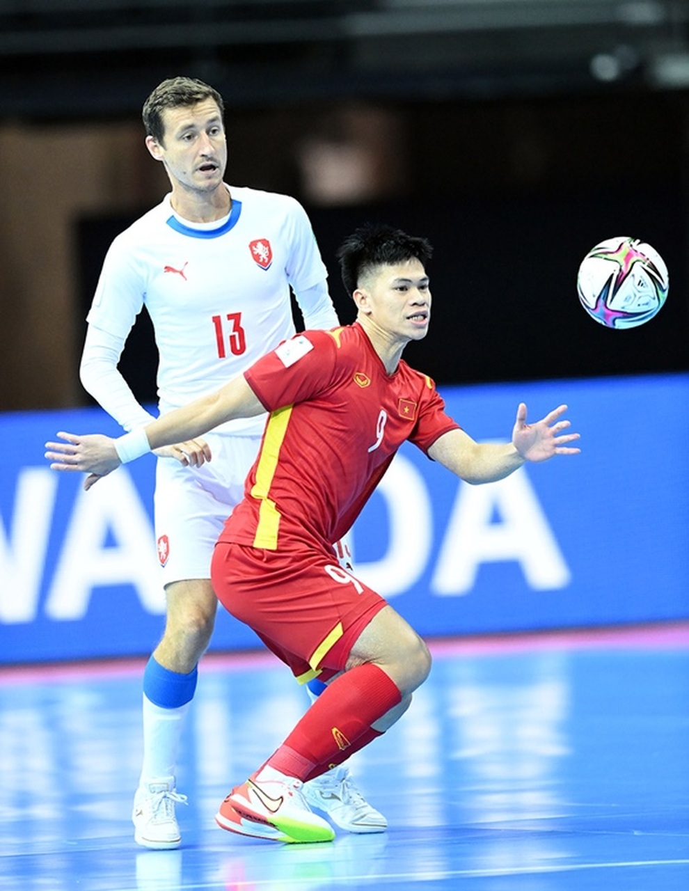 Hình ảnh chiến đấu kiên cường của tuyển futsal Việt Nam ở World Cup - 2 Hình ảnh chiến đấu kiên cường của tuyển futsal Việt Nam ở World Cup - 2
