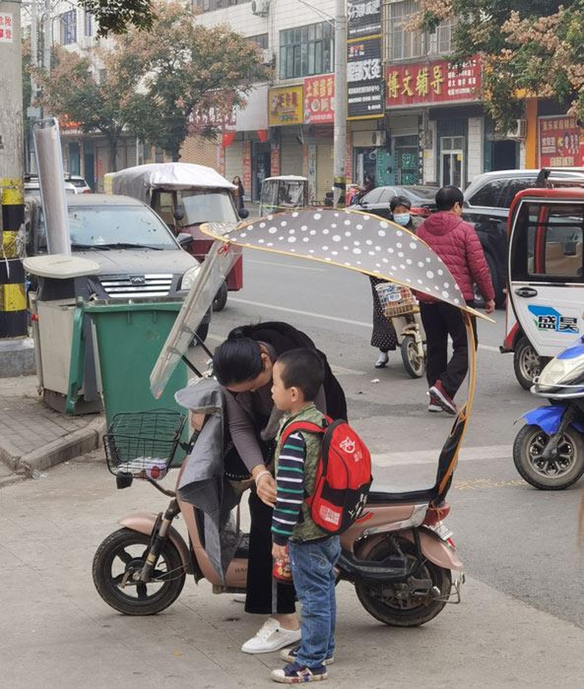 Câu chuyện của những bà mẹ từ bỏ sự nghiệp riêng để ở nhà kèm con học - 2 Câu chuyện của những bà mẹ từ bỏ sự nghiệp riêng để ở nhà kèm con học - 2