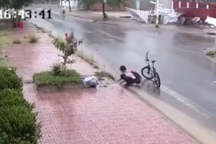 Xúc động cậu học trò lớp 6 dừng lại nhặt rác, thông cống giữa trời mưa