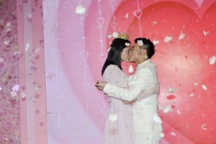 Cộng đồng mạng xứ Trung xôn xao vì màn cầu hôn "như phim" của người mẫu nội y Hề Mộng Dao