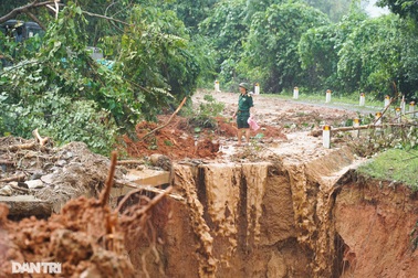 Nhìn từ trên cao 2 điểm sạt lở nghiêm trọng trên đường dẫn tới Sư đoàn 337