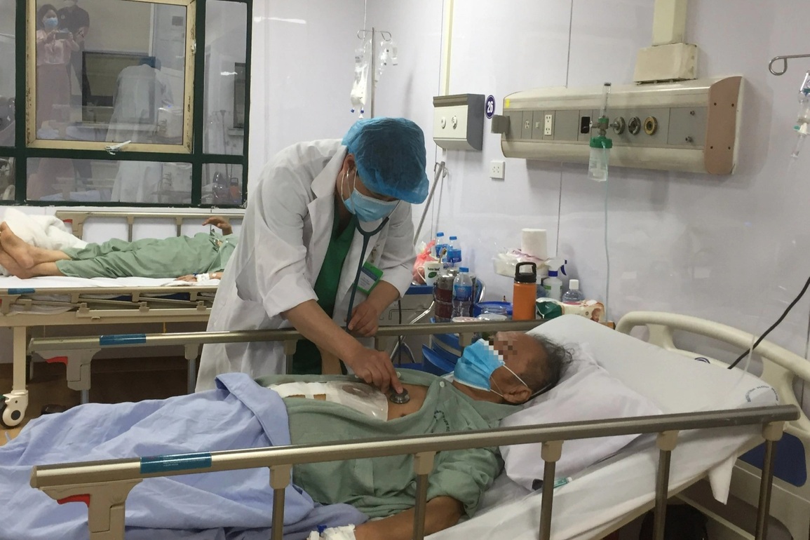 Cụ ông Hà Nội thủng ruột vì nuốt viên thuốc còn nguyên vỏ - 1 Cụ ông Hà Nội thủng ruột vì nuốt viên thuốc còn nguyên vỏ - 1