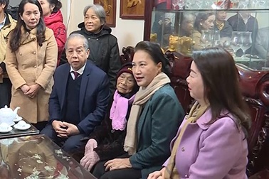 Chủ tịch Quốc hội thăm gia đình chính sách, người có công