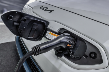 Kia cảnh báo không sạc pin xe điện của hãng ở trong nhà vì nguy cơ cháy