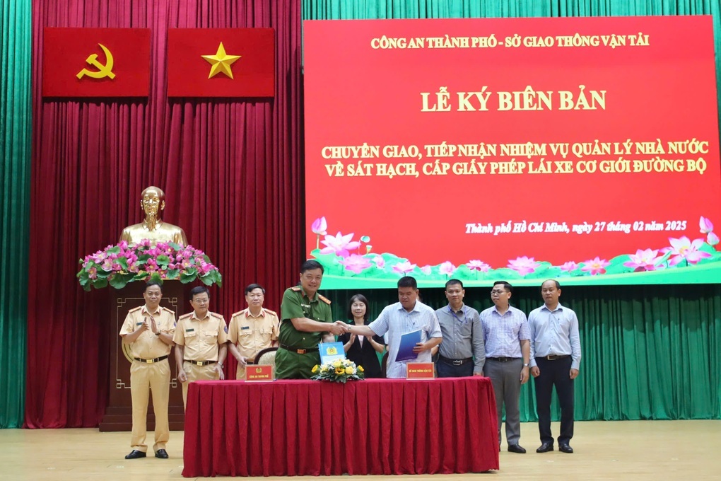 UBND TPHCM chuyển giao chức năng từ 4 sở, ngành sang cơ quan công an - 1 UBND TPHCM chuyển giao chức năng từ 4 sở, ngành sang cơ quan công an - 1