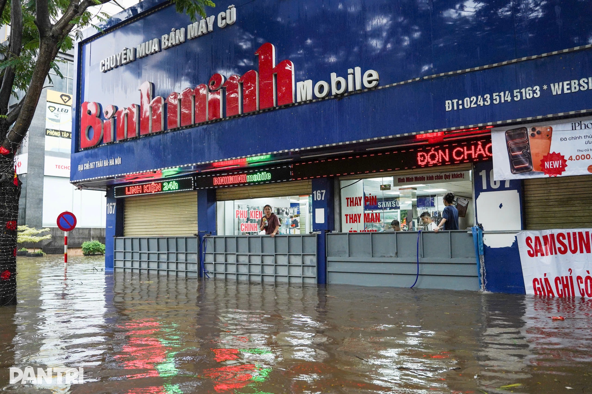 Muôn kiểu ứng phó mưa lớn, vượt ngập sâu của người Hà Nội - 13 Muôn kiểu ứng phó mưa lớn, vượt ngập sâu của người Hà Nội - 13