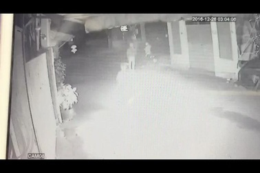 Truy tìm nhóm thanh niên ném “bom xăng” đốt quán ốc