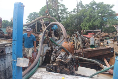 Bắt 3 thuyền “khủng” hút cát lậu trên sông Đồng Nai