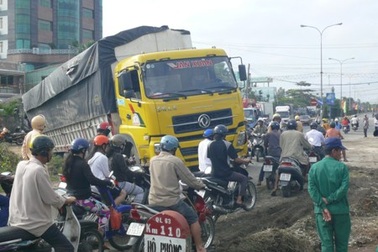 Gần 10 tiếng không "giải cứu" được xe tải sa lầy dưới bùn