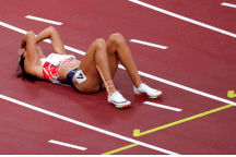 Từ chối ngồi xe lăn, vận động viên chấn thương vẫn cố chạy về đích