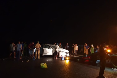 "Xế hộp" lao xuống biển trong đêm mưa, 4 người nguy kịch