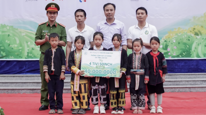 Phòng Cảnh sát cơ động tỉnh Lào Cai trao tặng 4 tivi 50 inch trị giá 40.000.000 đồng.