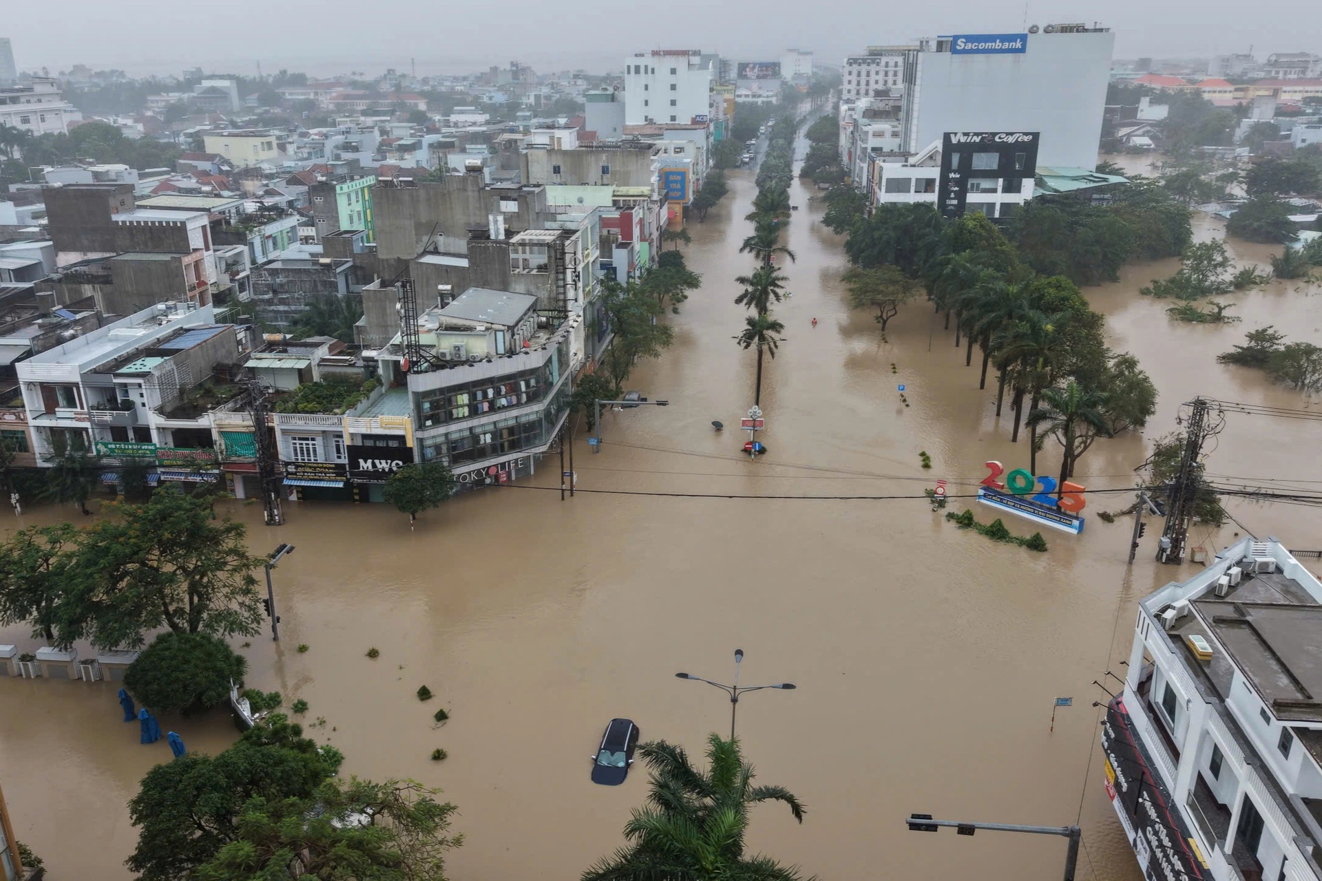 Nước dâng cao, lực lượng chức năng căng mình cứu dân trong lũ - 1 Nước dâng cao, lực lượng chức năng căng mình cứu dân trong lũ - 1