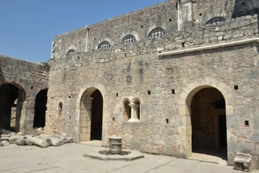 Phát hiện ngôi mộ 1.600 năm tuổi của "ông già Noel" bên dưới nhà thờ cổ