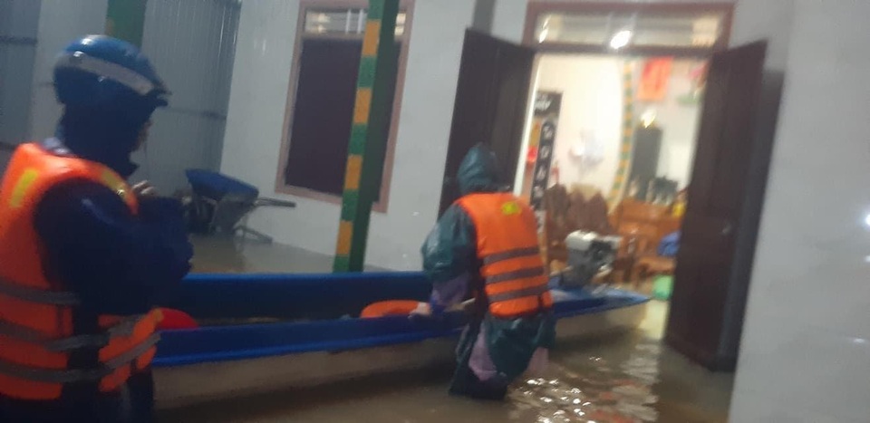 Quốc lộ 1A thất thủ, người dân chạy lũ suốt đêm - 7 Quốc lộ 1A thất thủ, người dân chạy lũ suốt đêm - 7