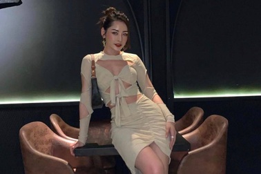Chi Pu diện váy hở chân ngực, khoe trọn vòng eo thon gọn