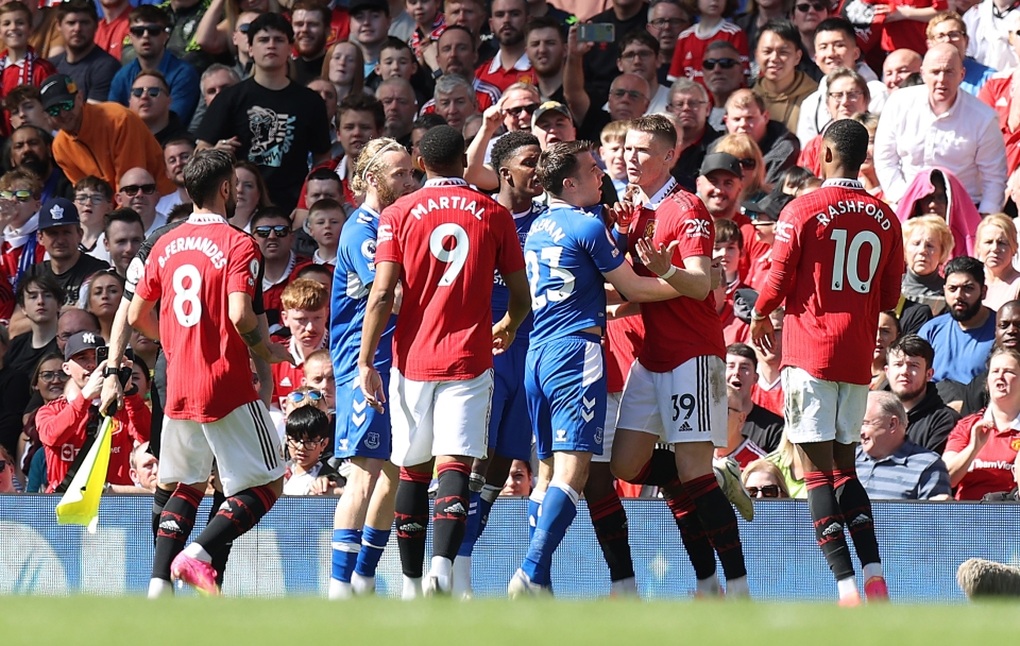 Cố tình chơi xấu đối thủ, ngôi sao Man Utd gây tranh cãi khi thoát án phạt - 2 Cố tình chơi xấu đối thủ, ngôi sao Man Utd gây tranh cãi khi thoát án phạt - 2