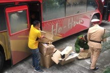 Thu giữ gần 10.000 kính áp tròng mắt và nhiều linh kiện ô tô, xe máy lậu