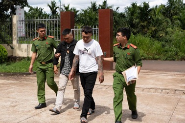 Đe dọa ép tiểu thương nộp tiền bảo kê, 8 đối tượng bị bắt