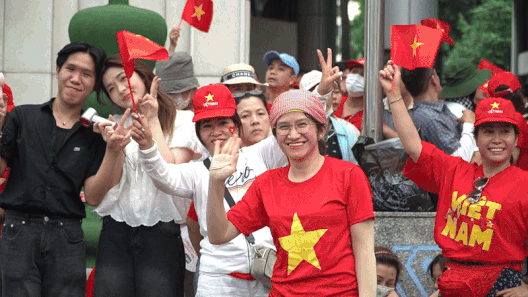 Hàng chục nghìn người đổ về trung tâm TPHCM chờ xem sơ duyệt diễu binh