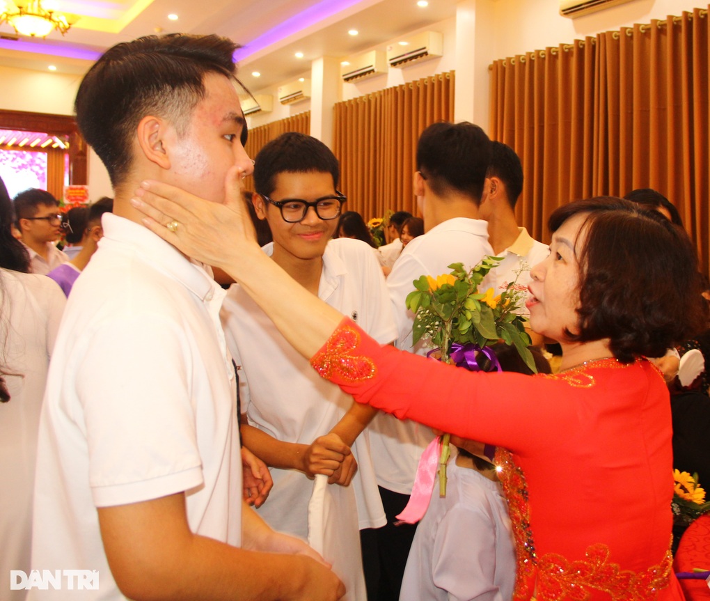 Xúc động hình ảnh học trò ôm chặt cha mẹ, thầy cô trong lễ trưởng thành - 3 Xúc động hình ảnh học trò ôm chặt cha mẹ, thầy cô trong lễ trưởng thành - 3