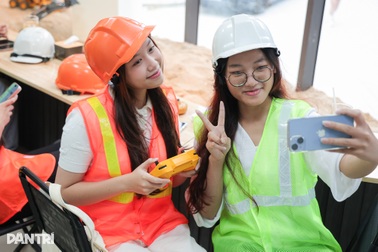 Hà Nội: Quán cà phê công trường, khách đến lái máy xúc, xe ben