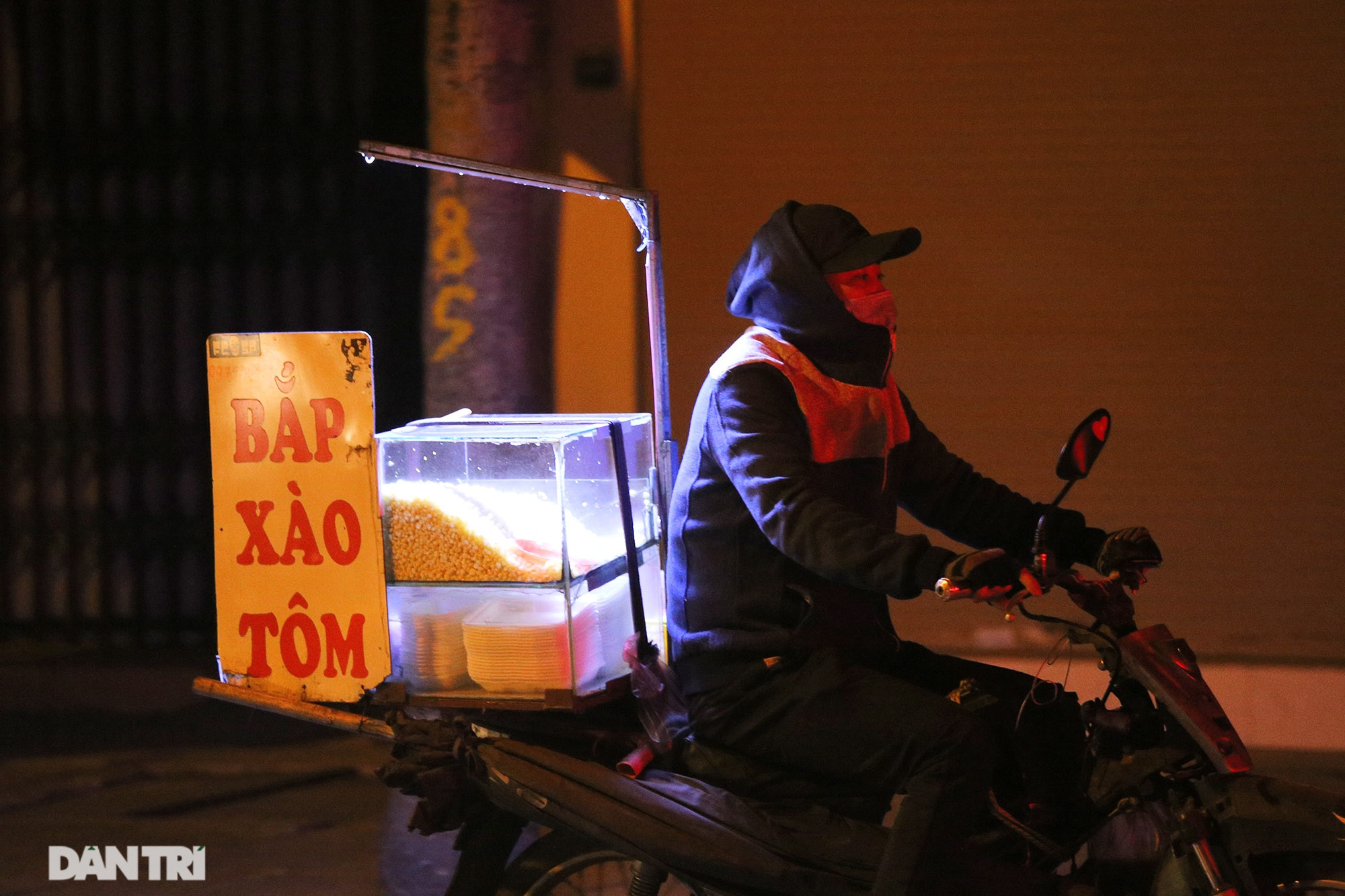 Người lao động nghèo vật lộn mưu sinh trong đêm giá rét ở Hà Nội - 5 Người lao động nghèo vật lộn mưu sinh trong đêm giá rét ở Hà Nội - 5