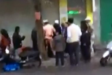 Hà Nội: Thanh niên đi xe SH trộm thẻ cào của... người bán báo