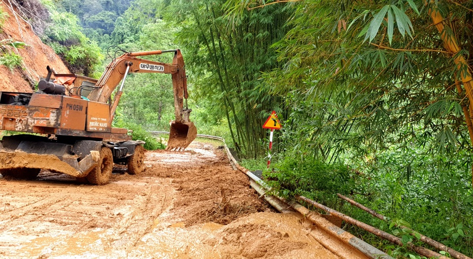 Huyện miền núi Quảng Nam ngổn ngang sau bão số 5 - 13