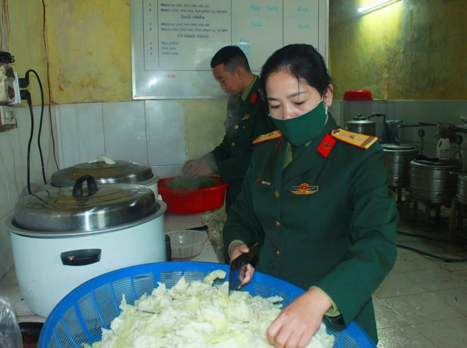 Những suất cơm 2.000 đồng ấm lòng nghĩa tình quân dân - 1 Những suất cơm 2.000 đồng ấm lòng nghĩa tình quân dân - 1